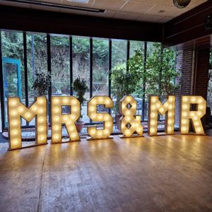 Lichtletter woord: MR & MRS