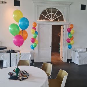 Tafel decoratie met 5 heliumballonnen