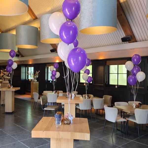Tafel decoratie met 5 heliumballonnen