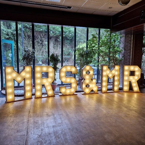 Lichtletter woord: MR & MRS