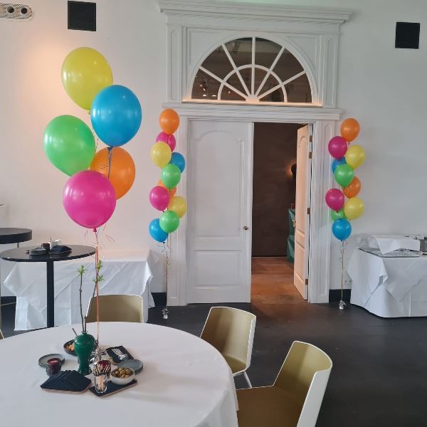 Tafel decoratie met 5 heliumballonnen