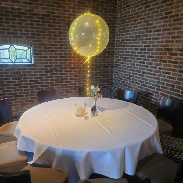 Tafel decoratie Folieballon met witte LED slinger Tafel decoratie Folieballon met witte LED slinger